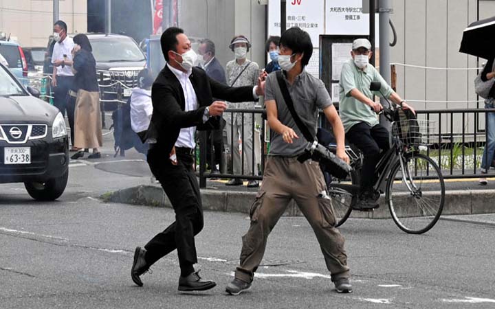 শিনজো আবেকে মারতে নিজ হাতে অস্ত্র বানায় হত্যাকারী!